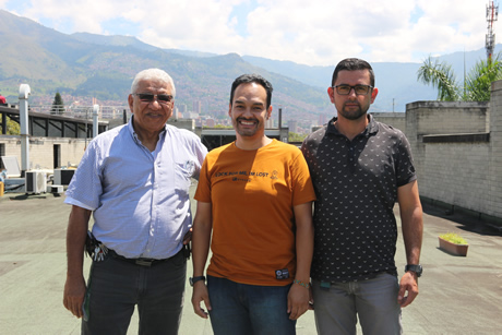Hugo Restrepo, profesor de la Facultad de Ciencias Agrarias; Diego Santana, estudiante de Ingeniería de Control; Fabián Serna, técnico operativo del Laboratorio de Riegos y Drenajes.