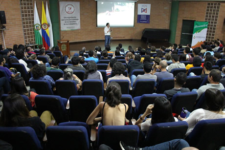 En el documental El testigo Jesús Abad cuenta cómo ha sido fotografiar el conflicto armado colombiano.