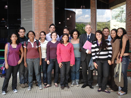 Como profesor su mayor retribución es ver a los estudiantes encontrar su camino y cosechar triunfos. Foto: cortesía Yobenj Aucardo Chicangana.
