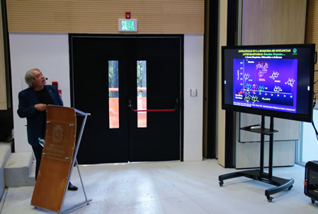 En la charla “Ciencia vs sociedad: una paradoja superable” el profesor Fernando Echeverri presentó tres proyectos que ejemplifican que se puede desarrollar ciencia al servicio de la sociedad.