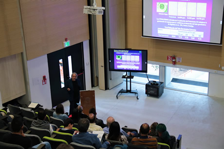 Fernando Echeverri es químico farmacéutico, doctor en Química Orgánica, Miembro de Número de la Academia Colombiana de Ciencias Exactas, Físicas y Naturales y director del Laboratorio de Química Orgánica y Productos Naturales de la Universidad de Antioquia.