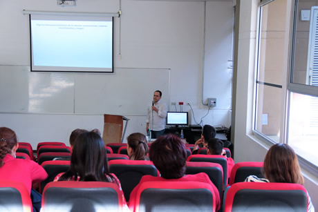 En la charla, el profesor Hermelin hizo un recuento de la comunicación a lo largo de la historia, y su relación con el manejo de la incertidumbre en la sociedad.