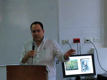 Daniel Hermelin es ingeniero químico y candidato a doctor en Ciencias Humanas y Sociales de la UNAL. Su campo de investigación está enfocado en el análisis de medios y audiencias, y en la apropiación social de la ciencia y la tecnología.