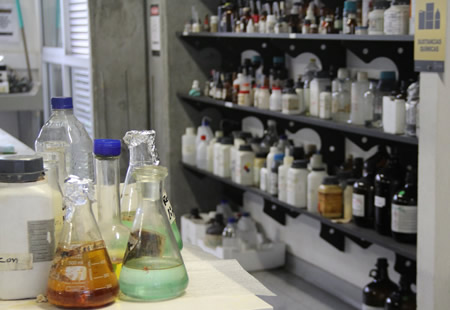 La Institución trabaja en investigaciones relacionadas con suelos y aguas contaminadas ya sea por metales, colorantes de la industria textil, entre otros.