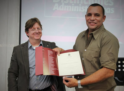 Hace poco recibió de la Universidad el reconocimiento por sus 20 años de servicio.