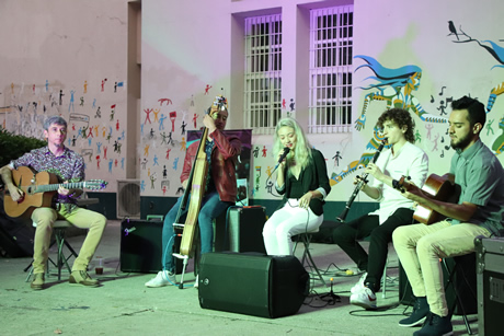 La banda de gypsy jazz Familia Solé se presentó antes de cada conferencia. Foto: cortesía Oficina de Comunicaciones de Bienestar Universitario.
