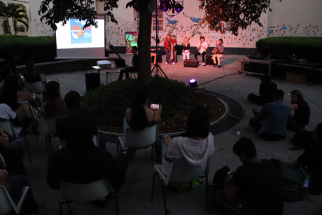 La Noche de las Ideas se hizo en el Hall de la Biblioteca Efe Gómez. Foto: cortesía Oficina de Comunicaciones de Bienestar Universitario.