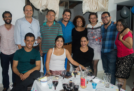 Los profesores María Elena, María Mercedes (sentada y de negro) y Renzo Ramírez Bacca (de camisa azul clara) solían reunirse con más amigos. Foto: cortesía María Mercedes Molina H.