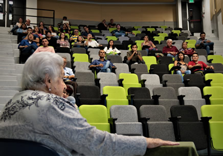 Durante su exposición, la doctora compartió su experiencia investigativa con el hongo Paracoccidioides Brasiliensis, microorganismo que estudió por más de 40 años.