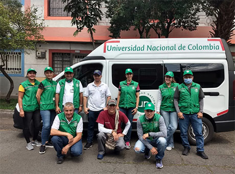 Las entregas se realizaron puerta a puerta con personal de Bienestar Universitario y de la Sección de Transporte de la Sede. Foto: Bienestar Universitario.