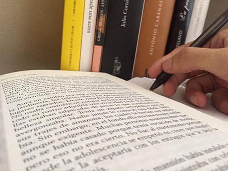 Egresados escritores comparten sus vivencias en el mundo de la literatura.