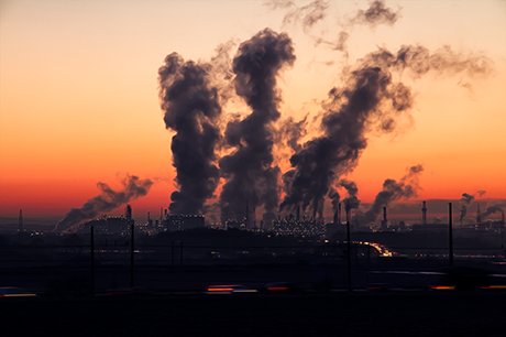 Según la ONU, la industria de la moda es la segunda más contaminante del planeta: produce más emisiones de carbono que todos los vuelos y transportes marítimos internacionales juntos. Foto: Pixabay.