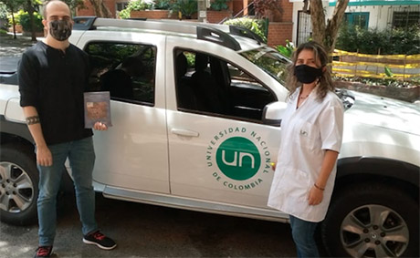 Funcionarios de la División de Bibliotecas en compañía de conductores de la Sección de Transporte son los encargados de realizar las rutas de entrega y recolección. Foto: cortesía División de Bibliotecas.