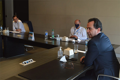 El profesor Jairo Espinosa (de saco azul oscuro), líder de Energética 2030, participó en la inauguración de la planta solar. Foto: cortesía Jairo Espinosa.