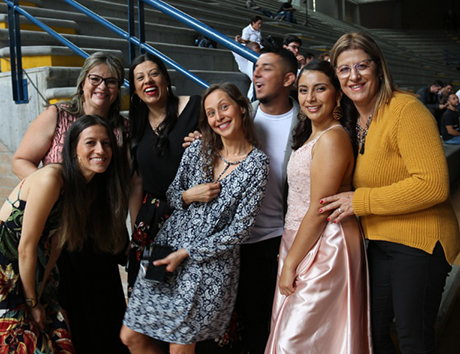 El día del reconocimiento celebró con sus compañeros de oficina. Foto: cortesía Alejandro Múnera.