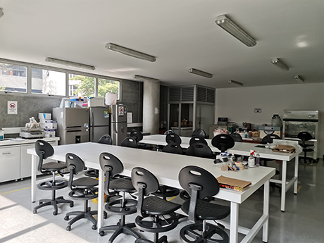 La reforma y adecuación de laboratorios ha sido uno de los ejes para fortalecer la investigación en la Sede Medellín. Foto: cortesía.