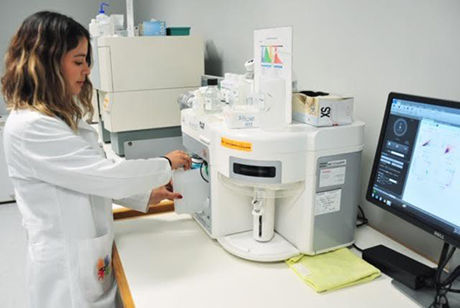 Ha trabajado en biofarmaceútica, para cuyos análisis ha cultivado células derivadas de ovario de hámster chino. Foto: cortesía.