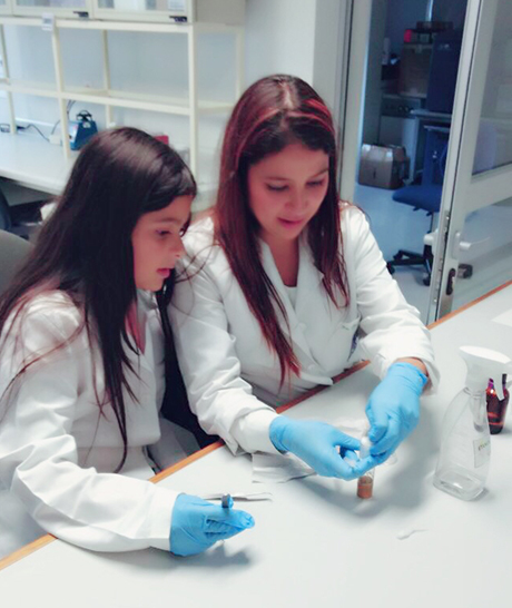 Andrea trabaja en laboratorio y en él le ha enseñado a su hija a congelar moscas de fruta. Foto: cortesía