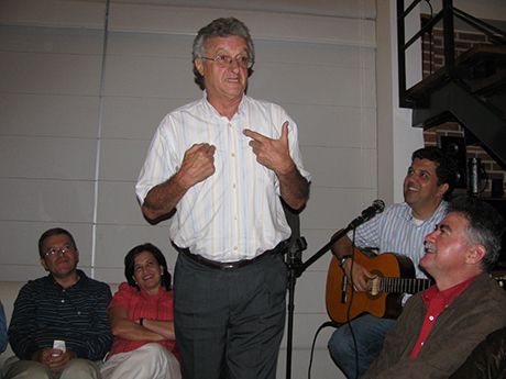 John Jairo Posada Henao, exalumno de Rodrigo Salazar Pineda, lo recuerda como una persona seria, pero a la vez alegre. Foto: Margarita López.