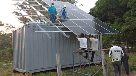 El techo de la máquina de hacer hielo es abatible y conformado por paneles fotovoltaicos. Foto: cortesía Alejandro Fula.