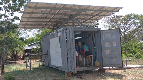 La máquina de hielo tiene un techo abatible para recibir la radiación solar y transformarla en energía eléctrica. Foto: cortesía Alejandro Fula.