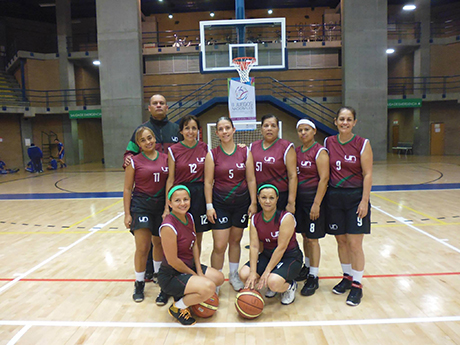 Parte de sus ratos libres los dedicaba al baloncesto. Foto: cortesía Sandra Milena Agudelo Vargas.