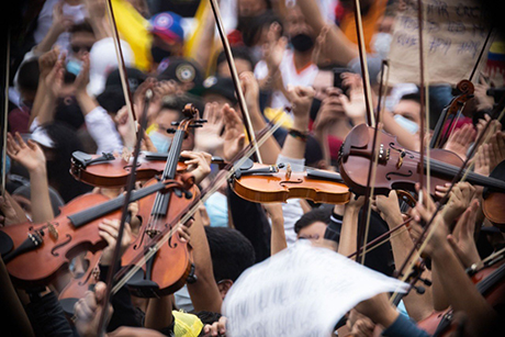 Otra muestra artística que se hizo viral durante el Paro Nacional fue el concierto organizado por la directora de orquestas Susana Boreal, que convocó a más de 150 músicos en el Parque de los Deseos. Foto: tomada de @SusanaBoreal