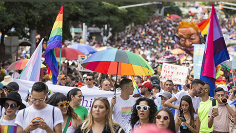 “La revolución que planteamos, es una que apunta al derecho a la indiferencia. Y no a la indiferencia en lo social, sino a la indiferencia en esas singularidades personales e íntimas que no tendrían por qué molestarnos” Manuel Bermúdez. Foto de Edwin Bustamante Restrepo, tomada de: shorturl.at/mFI19