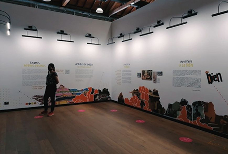 Textos cortos, mapas y paredes coloridas cuentan parte de la historia reciente de Medellín. Foto: Comfama – tomada de bit.ly/3xX2BQf