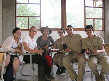 Los estudiantes se han convertido en el aliciente que da propósito a su vida. Foto: cortesía Mónica Reinartz Estrada.