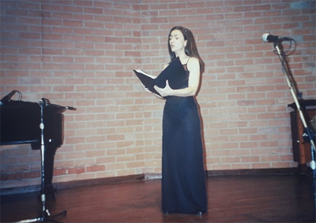 Cree que el ocio es indispensable. Cantar es uno de sus favoritos. Foto: cortesía Mónica Reinartz Estrada.