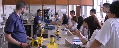 Entre los objetivos del programa de Ingeniería Civil está formar profesionales con conocimientos y sentido de responsabilidad social. Foto: cortesía Facultad de Minas.