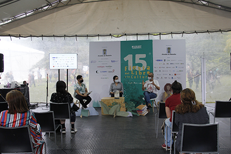 Los autores compartieron con los asistentes y lectores. Foto: Unimedios.