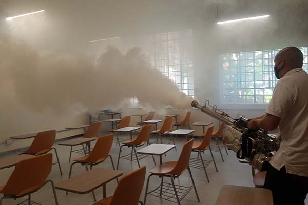 Para llenar los espacios del gas trazador se utiliza un equipo especializado denominado termonebulizador. Foto: cortesía Licet Natalia Arboleda Giraldo.