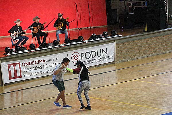 Algunos profesores se divirtieron bailando durante la inauguración. Foto: Unimedios.