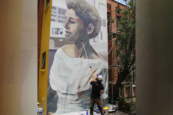 Señor OK es un artista reconocido en la ciudad por su técnica, retratos y numerosos muros intervenidos en la ciudad. Las más recientes, ubicadas en la parte baja del Metro cerca a la estación San Antonio y en el evento Pictopia 2021. Foto: Unimedios.