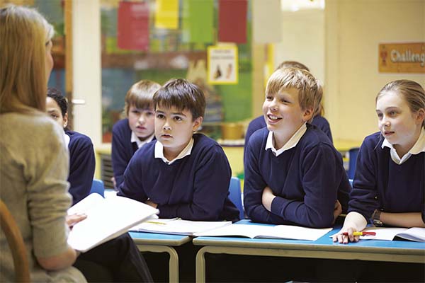 La escuela siempre está en un permanente debate entre si se educa para la calificación o ayuda a la formación del individuo en un sentido amplio. Foto: Pixabay.