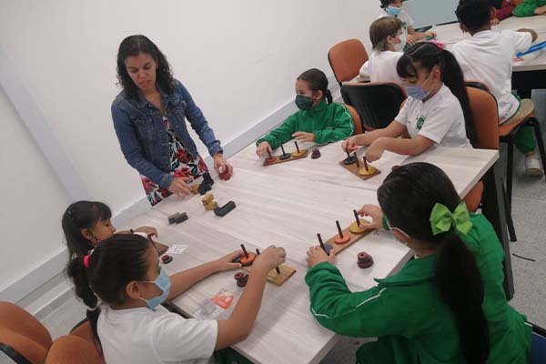 “Antes de yo formar a un ingeniero o un biólogo yo estoy formando personas, por lo que la conexión es importante para que el conocimiento se vuelva de tú a tú”, Carmen Sánchez. Foto cortesía: Carmen Sánchez.