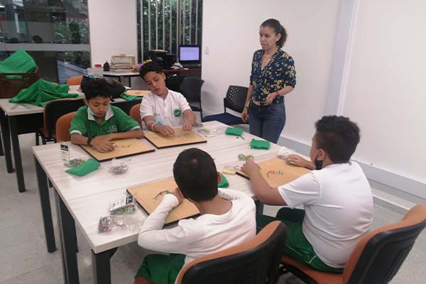 Una de las anécdotas que más recuerda Carmen fue cuando una niña de preescolar llorando le dijo que estaba muy contenta de recibir su primera clase de matemáticas en la UNAL Medellín. Foto cortesía: Carmen Sánchez.