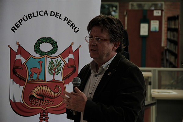 “Esta exhibición refleja un Perú solidario y comprometido con lo que cree, un lugar de personas apasionadas y festivas que saben enfrentar la realidad con mucha creatividad e ingenio, espero pueda ser visitada por toda la comunidad universitaria”, Patricia Navas. Foto: Unimedios.
