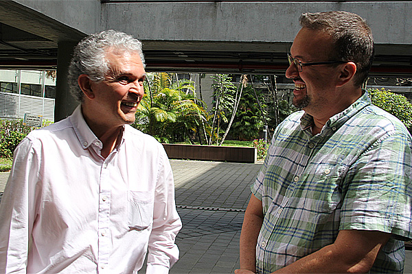 Reencuentro con Sergio Orduz, otro de sus amigos. Él y Allan ingresaron como profesores a la Universidad al participar de la misma convocatoria internacional.  Foto Unimedios.