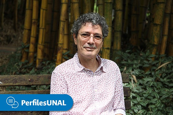 Con sus estudiantes establece relaciones horizontales, y va por los pasillos saludando a cada persona que se encuentra. Foto: Unimedios.