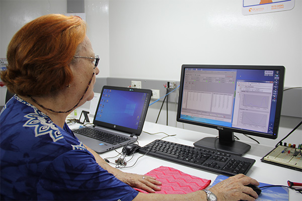 El fotómetro estándar gradúa los calibradores que van a campo y calibran los analizadores del ozono troposférico. En la imagen, Carmen Zapata operando el equipo. Foto: Unimedios.