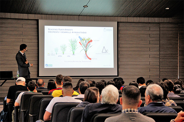 La conferencia abordó el cambio climático. Foto: Unimedios.
