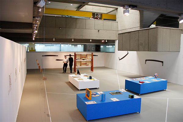 La zona didáctica de la exposición tiene elementos para que los asistentes toquen, prueben y experimenten. Foto: Unimedios.