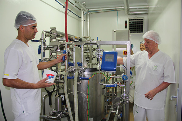 Gracias a los equipos de alta tecnología, en el Laboratorio se enseña a producir más de 40 derivados lácteos, entre: leches fermentadas y saborizadas, cottage cheese, queso crema, quesos frescos, maduros, procesados y fundidos, dulces de leche y helados tipo Premium. Foto: Unimedios Medellín
