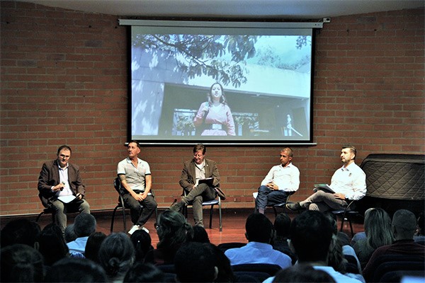 Conversatorio Ejes misionales. De izquierda a derecha: Iván Montoya, moderador; Julio Cesar Sánchez, director de Bienestar Universitario; Juan Camilo Restrepo, vicerrector; Juan Fernando Ramírez, director de Investigación y Extensión y Juan Carlos Ochoa Botero, director Académico.