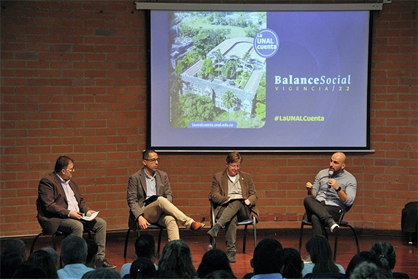 Conversatorio: Universidad y entorno. De izquierda a derecha: Iván Montoya, moderador; Juan Camilo Restrepo, vicerrector; Juan Felipe Arias, subdirector ACOPI Antioquia, y Juan Felipe Aramburo Rodríguez, egresado y profesor UNAL Medellín.