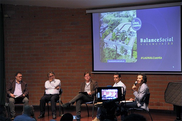 Conversatorio: Facultades. De izquierda a derecha: Iván Montoya, moderador; Guillermo Vásquez, decano Facultad de Ciencias Agrarias; Juan Camilo Restrepo, vicerrector; Mauricio Osorio, decano Facultad de Ciencias, y Áder García, decano Facultad de Arquitectura.
