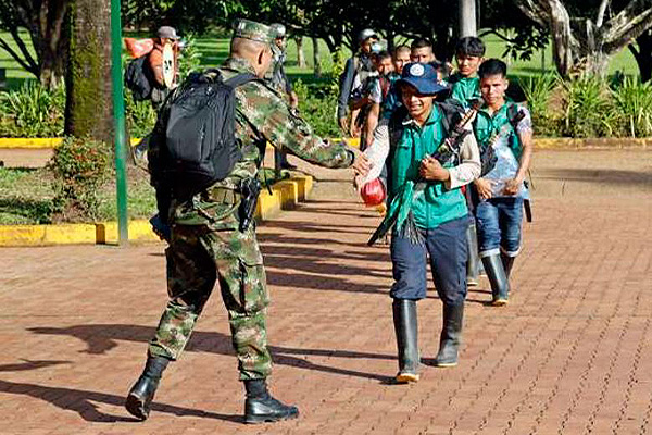 El Ejército y 10 indígenas nunkak trabajaron en la operación de rescate de los cuatro niños perdidos. Foto: Efe - Mauricio Dueñas Castañeda. Tomada de onx.la/41b02